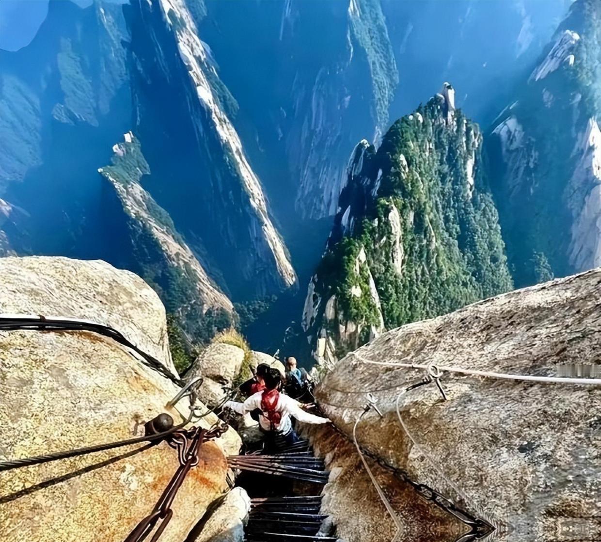 往年盛夏的华山向来人山人海，想要乘坐索道经常要排队两个小时以上。但今年一位广东博