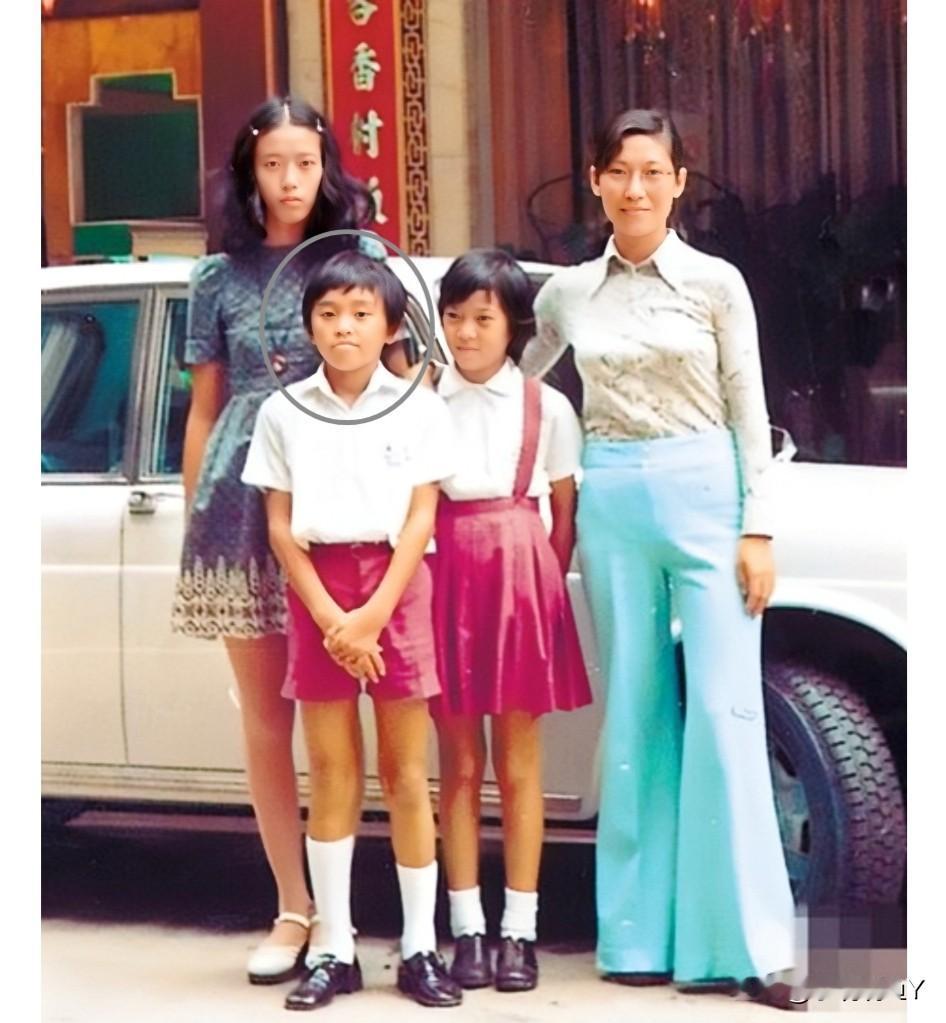 这是一九七二年，小男孩与他的母亲和姐姐及妹妹在一辆车旁的珍贵合影。当年看似普通且