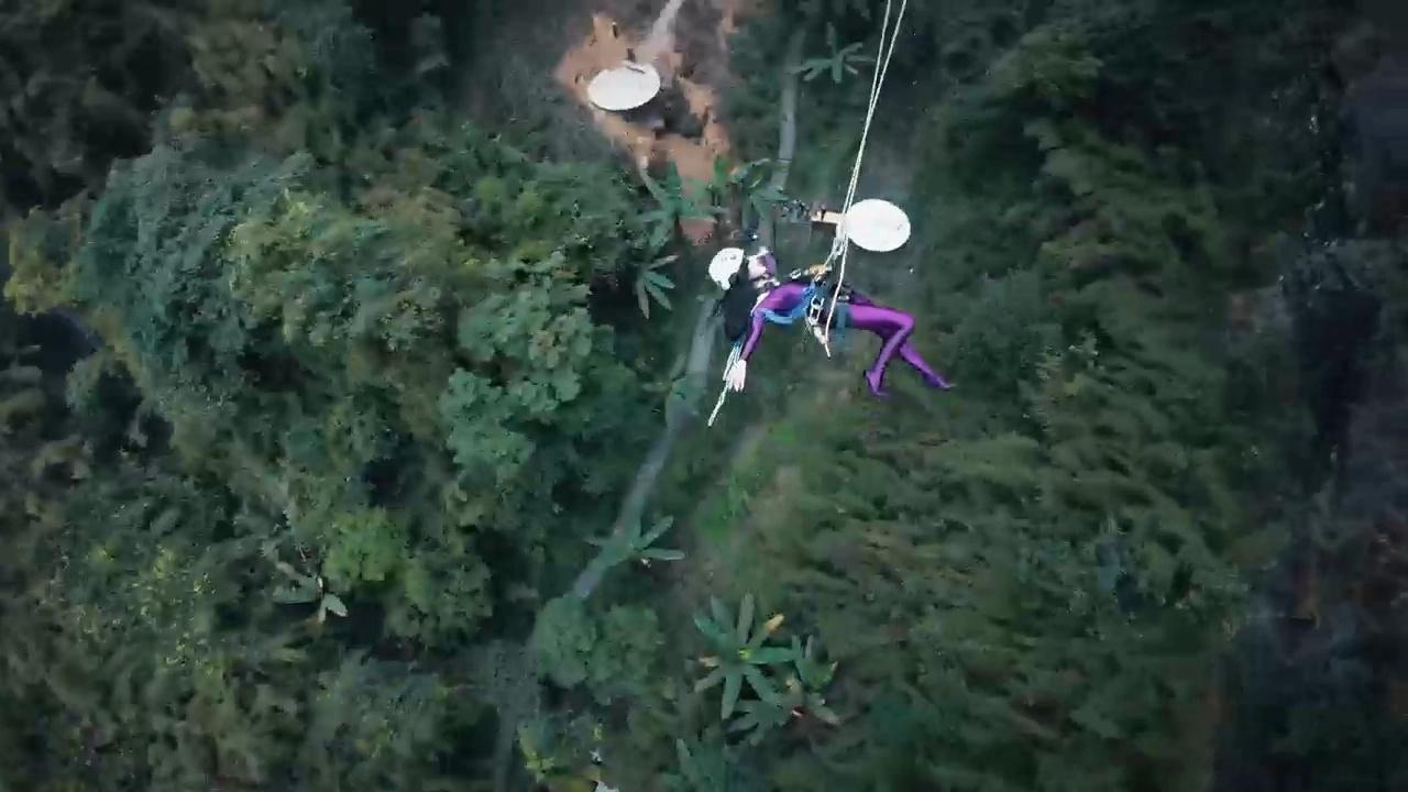 重庆人来贵州的正确打开方式早上被小面辣醒，中午被火锅香晕。下午在解放碑数人头，晚