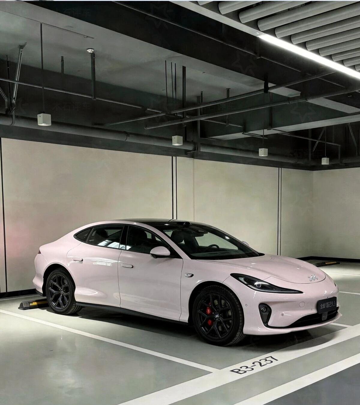 老天奶，第一眼真有点像保时捷啊...全新智己L6也太美啦
！第一眼瞅着就像帕拉梅