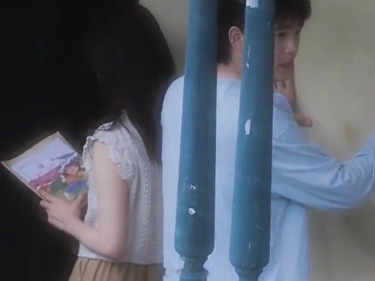 刘昊然李兰迪背对背同框路透 刘昊然、李兰迪在电视剧《海岛舒服日志》的新路透来了，