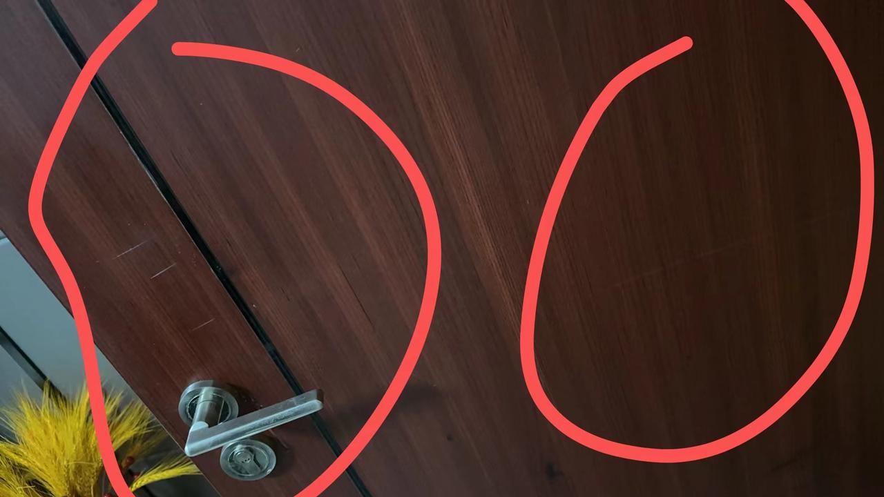 在外面旅游了一个星期回家，发现门上被人划上了两道奇怪的符号，不会是什么不法分子来