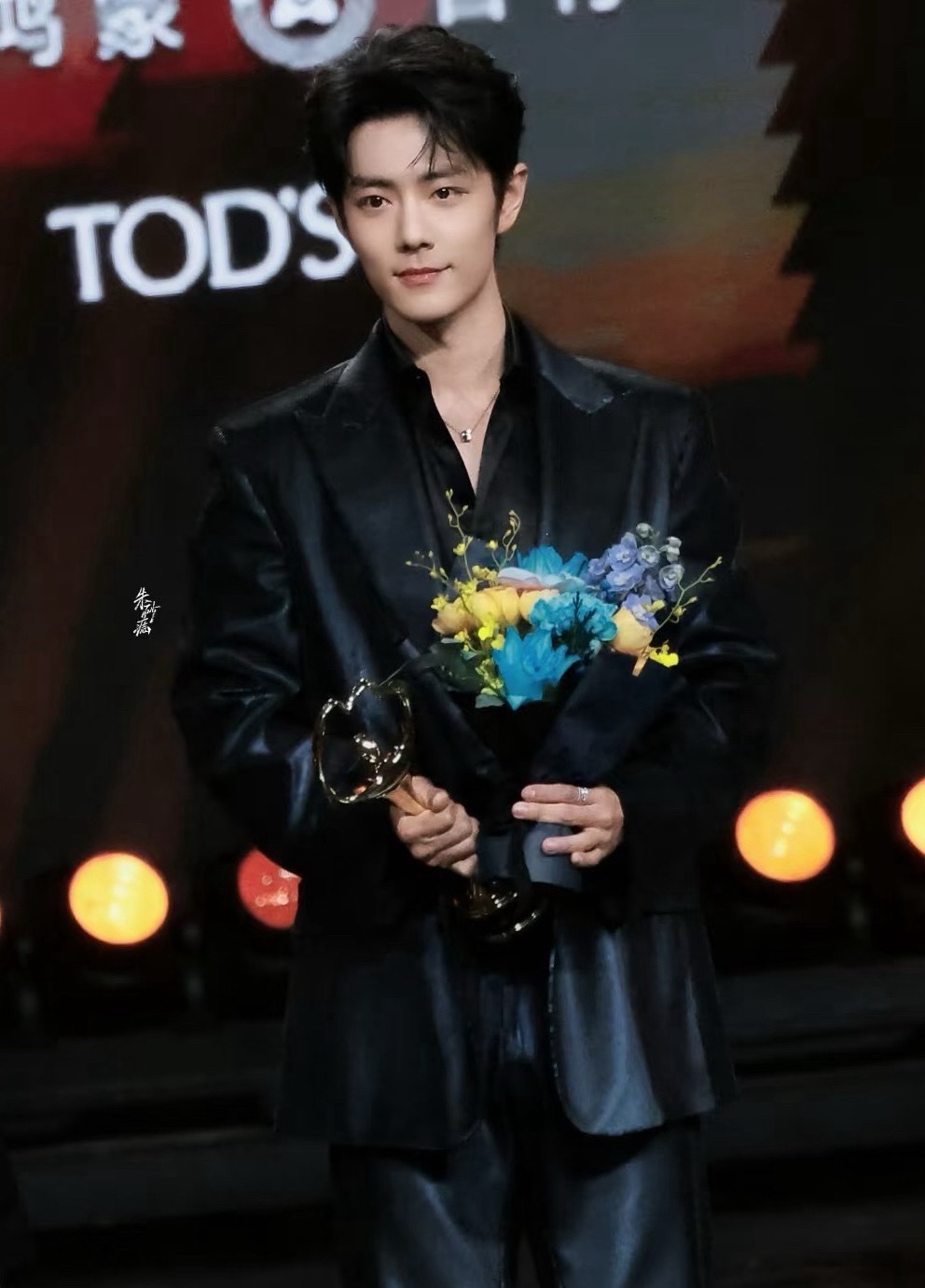 肖战微博KING肖战三获king肖战辛芷蕾让c 肖战人太好了！也太体面了！当然他