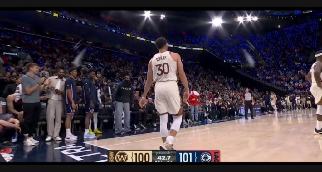 有一个人，在库里六犯之后，露出了特别贱的表情勇士vs快船