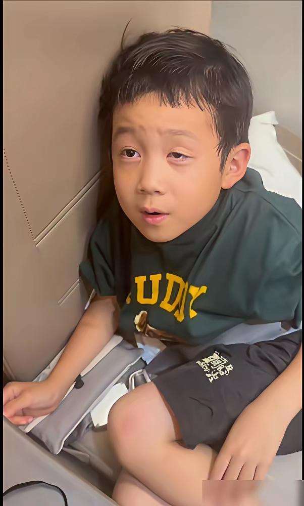 只看前两张小萌娃的照片，你一定能猜出来这是谁家的娃娃。
这小脸长的跟许昕一模一样