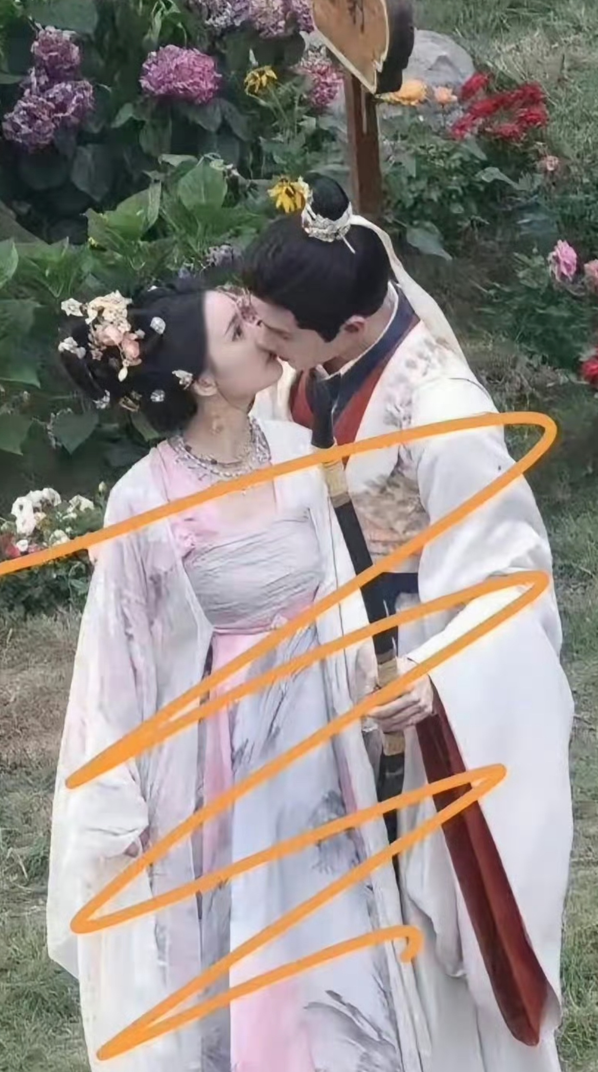 林允方逸伦花絮🈶感觉很甜ε=(´ο｀*)))唉！这部剧吻戏不少[舔屏][舔屏]