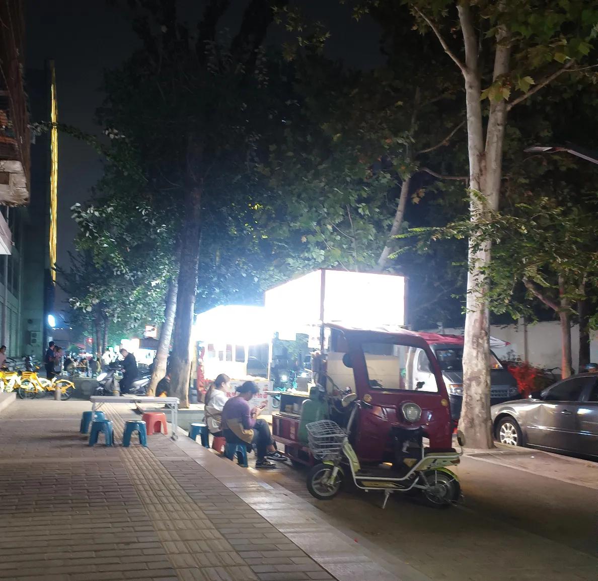 夜市摆摊到底能不能赚钱，以下几点需要重点关注。
1.位置的选择，多数好的位置摊位