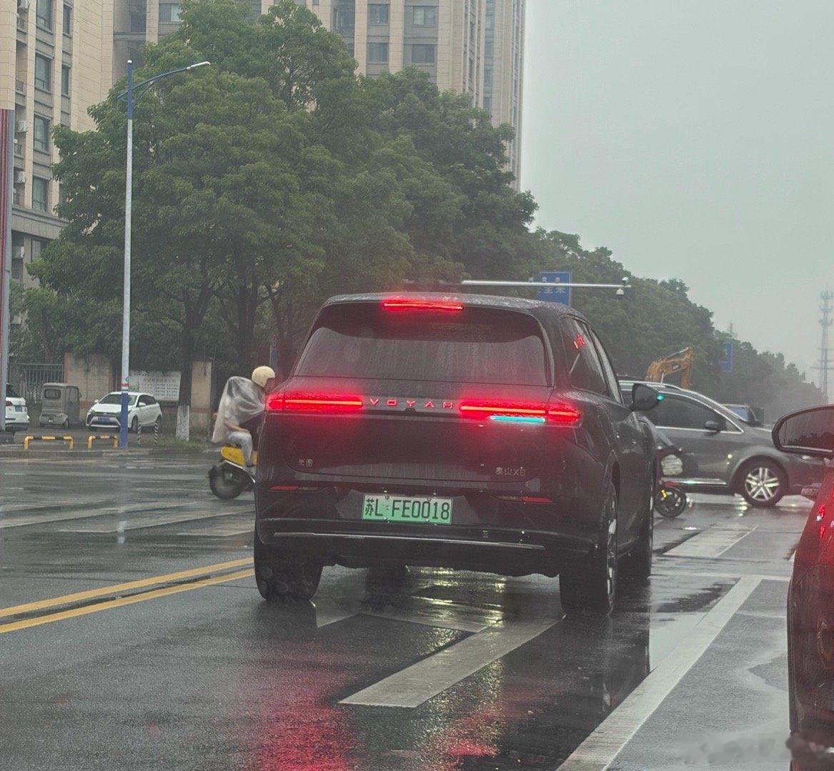 雨天晚高峰开着小蓝灯的泰山X8 