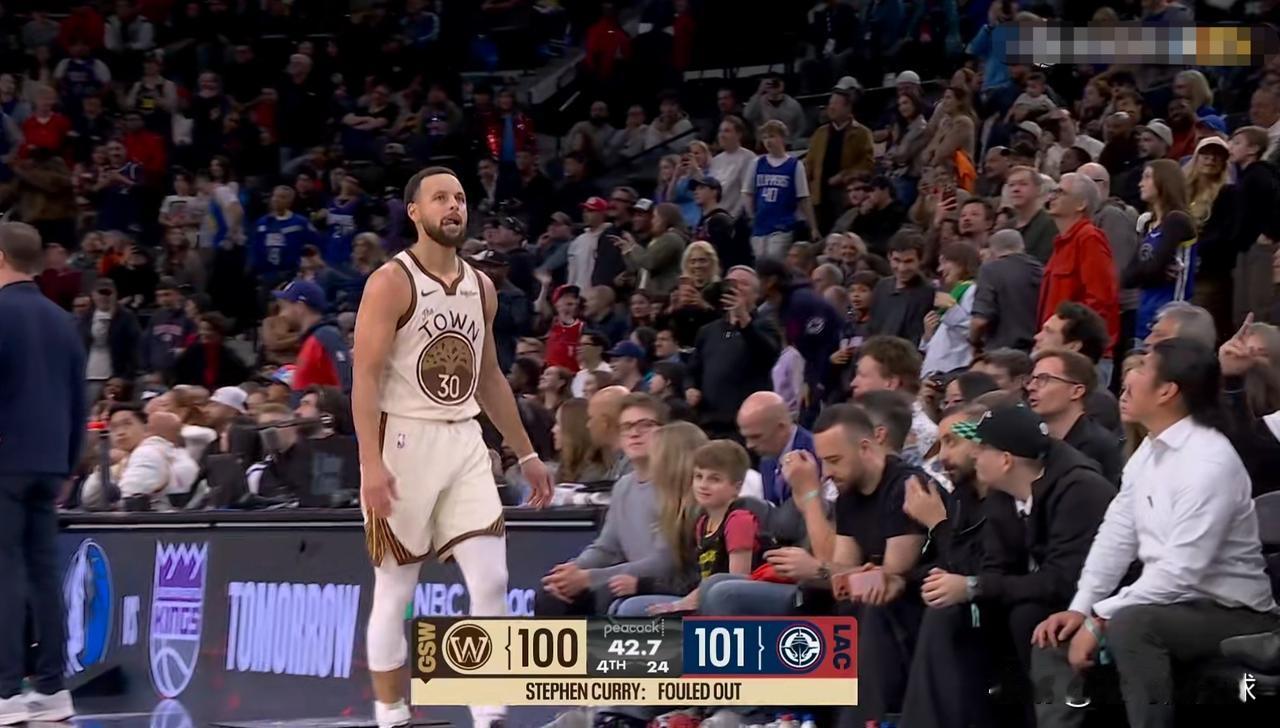 勇士当家球星库里真是太沮丧了！在今天勇士客场挑战快船的比赛中，当时比赛进行到了第