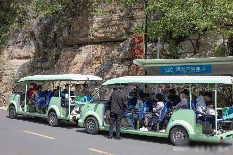 高高兴兴开到景区门口，保安一挥手：“前面不让进了，停这边，坐大巴。”

低头一看