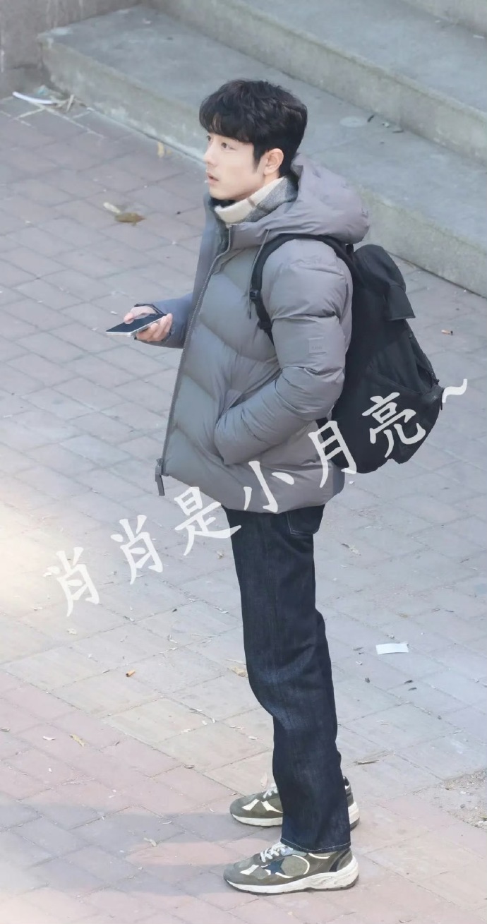 肖战《小城良方》外景路透上新，羽绒服搭配小卷毛，你觉得好看吗？ 