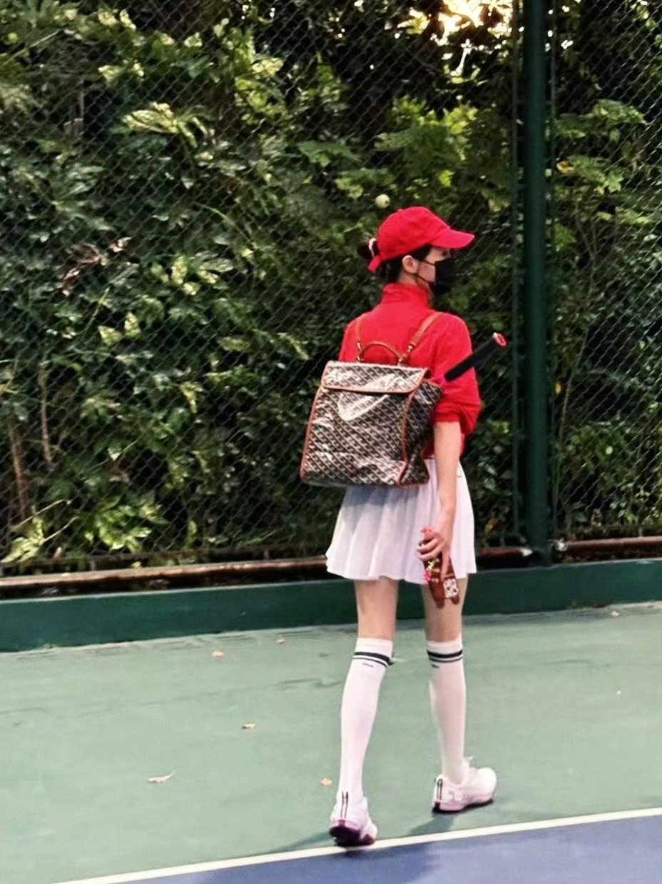 唐嫣红色网球服造型40岁唐嫣打网球状态 你告我这是40岁的唐嫣？ ​​​