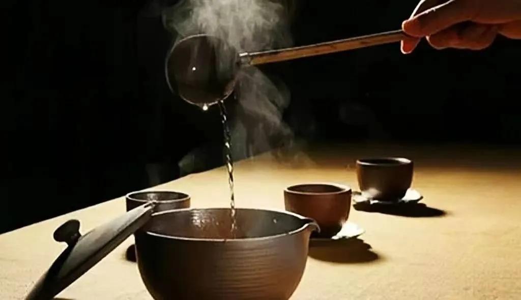 上联：两盏三杯酒香淡；
下联：？？？