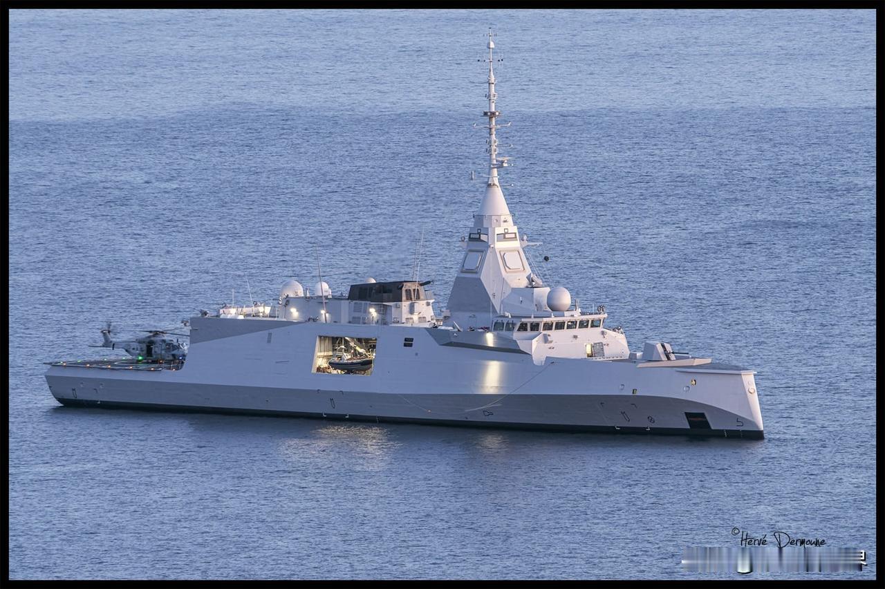 法国“阿马尔·罗纳克”号（舷号 D660）护卫舰在土伦附近被当地摄影师埃尔韦·德