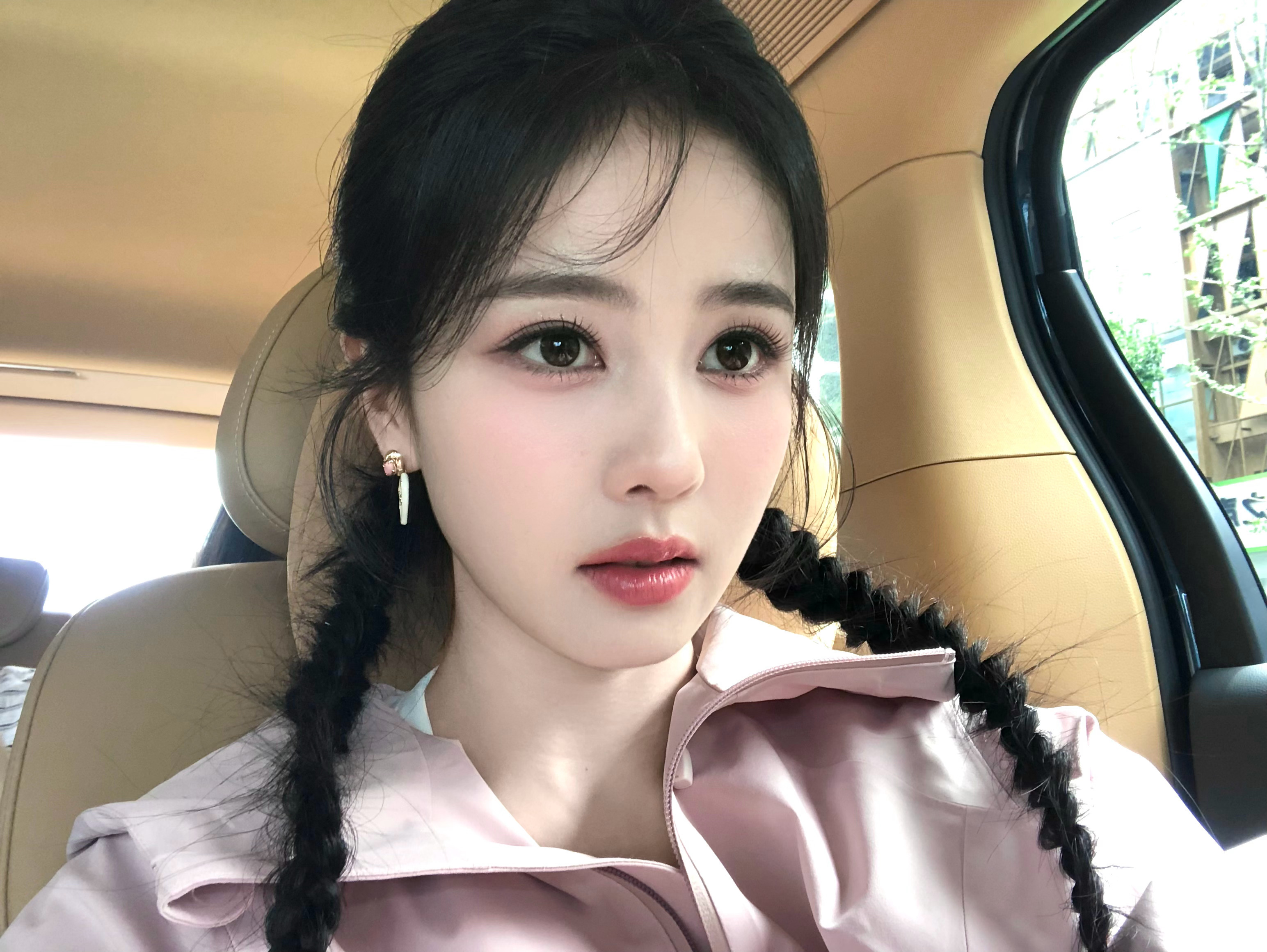 白鹿[超话]  🦌 白鹿莫离叶璃  🦌 白鹿北上  你发着光，缓缓向我走来，