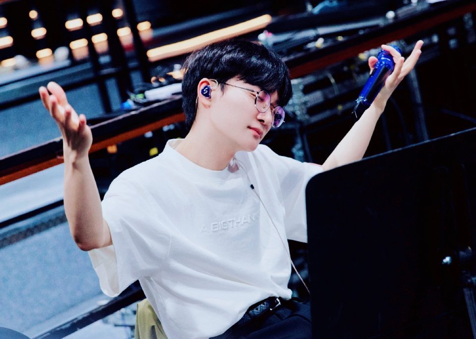 周深 好喜欢他享受音乐的样子 