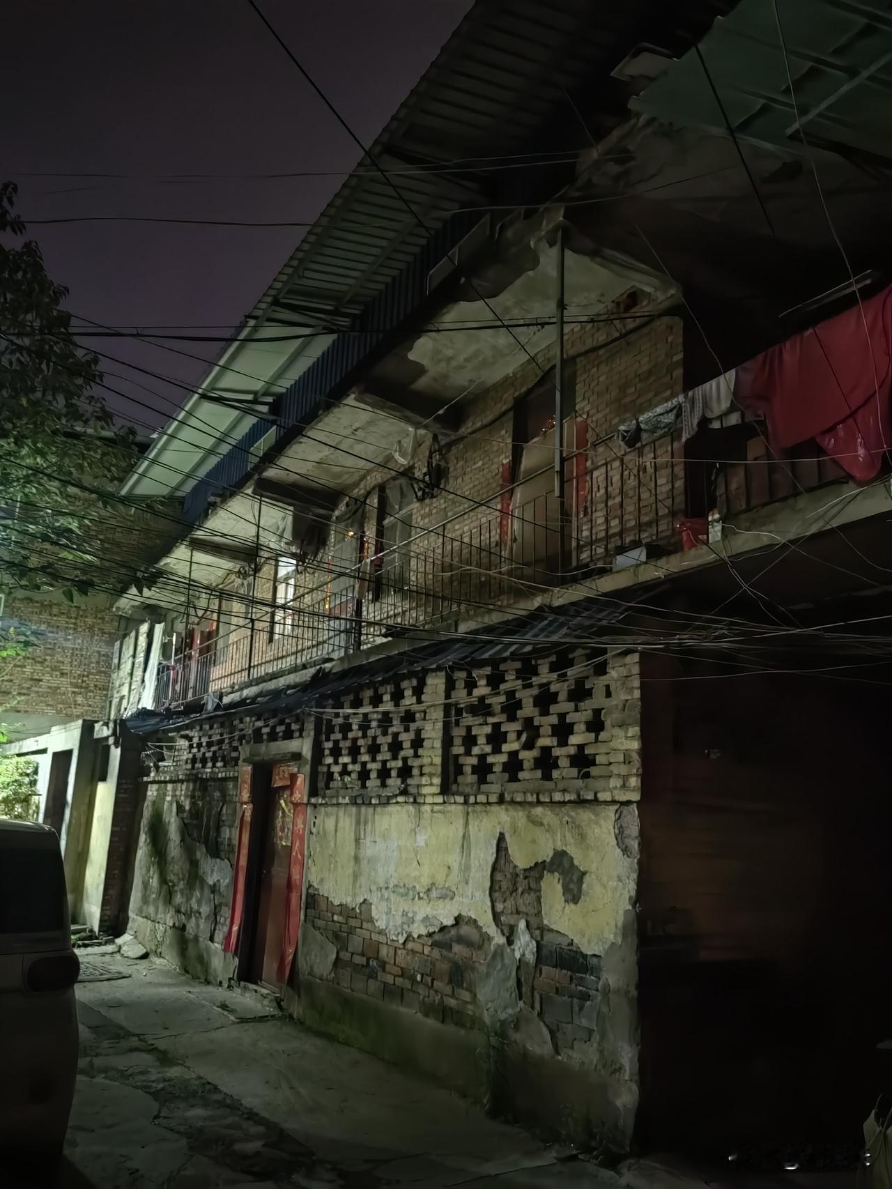 这是城中村的一张照片，很多在农村生活的人总以为生活在城市都是高楼大厦，其实还有很