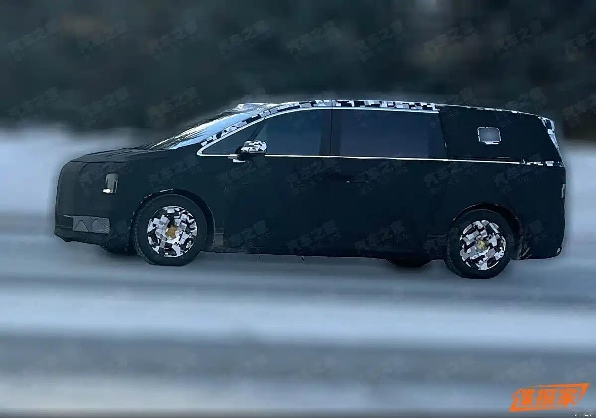 网传尊界 MPV 谍照？果然不简单，还是长轴标轴两个轴距版本，这个长轴看着是真的