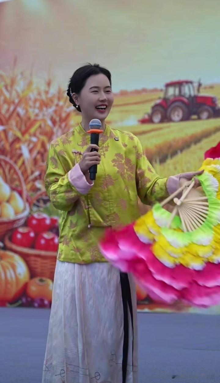 女博士相宜不仅能说会道，还能歌善舞呢！
白良村丰收晚会马上就要举办了，相宜和一众