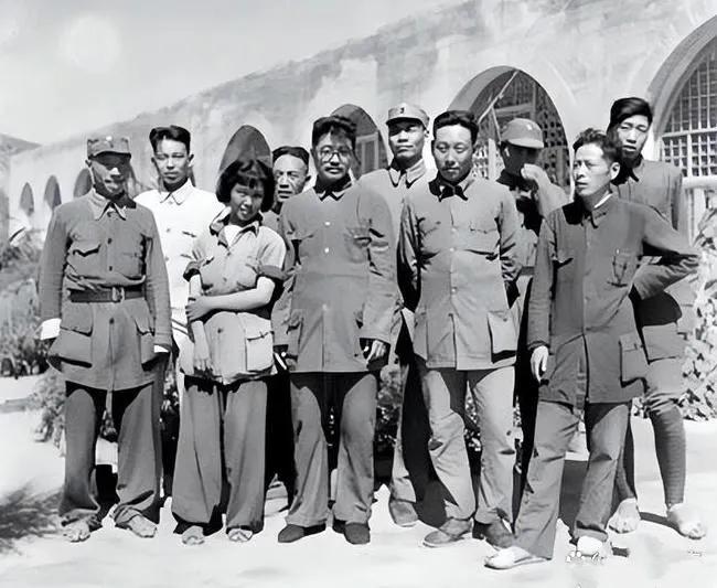 1942年，贺老总和夫人薛明在陕北延安结婚时的合影。

这一年，薛明26岁，是当