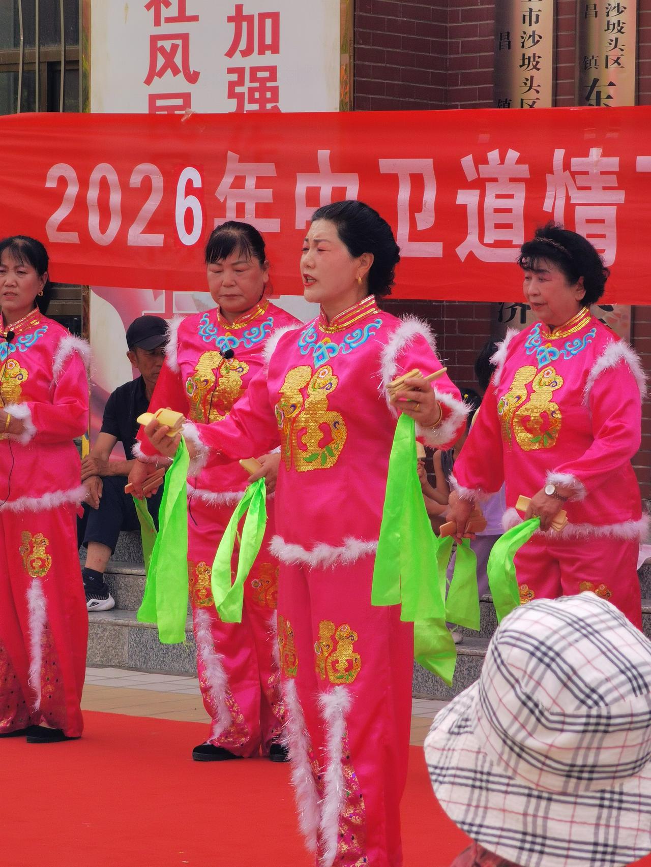 小区演节目
下楼去观看
女人好艳丽
节目也精彩