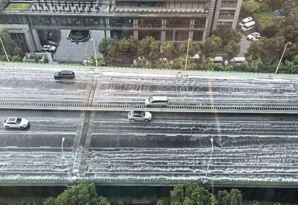 今天下午，上海下了一场瓢泼大雨。高架上的积水像不像浪花？生活手记