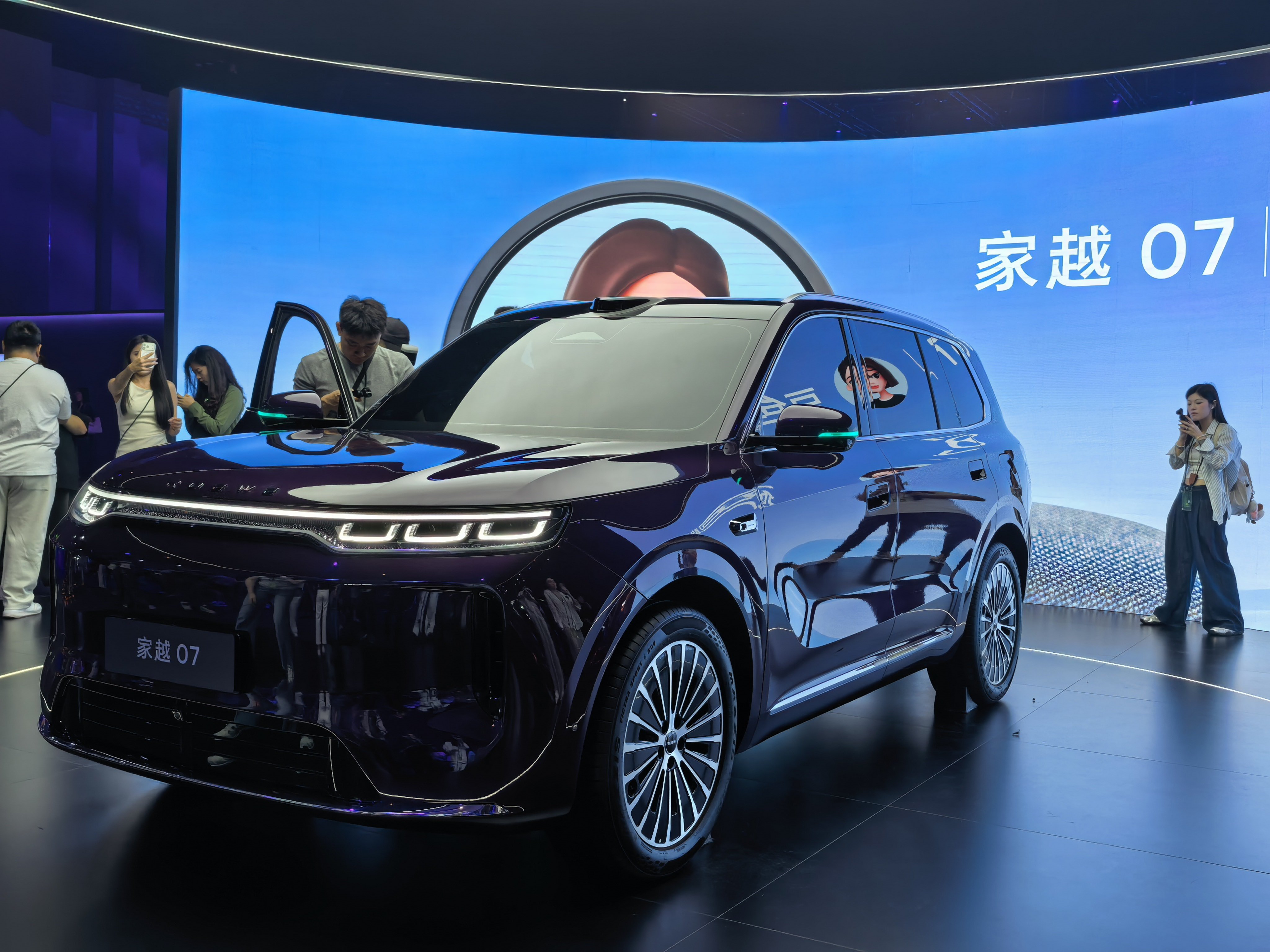 来「荣威家越07」预售发布会看车，这车 AI 部分是跟豆包合作的，深度融合进了车