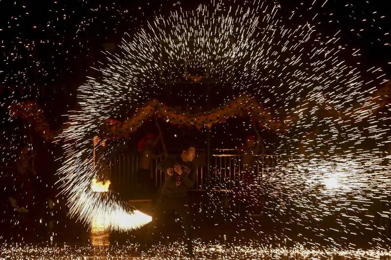 姑娘夜晚望星辰，
含情脉脉念婚姻。
奈何月老无眷顾，
婚姻薄上没登名。