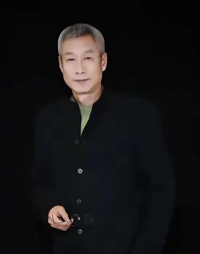 2005年，北京，刘佩琦哥哥病逝，16岁侄子刘伟无人照料，他心一软直接接回家当亲