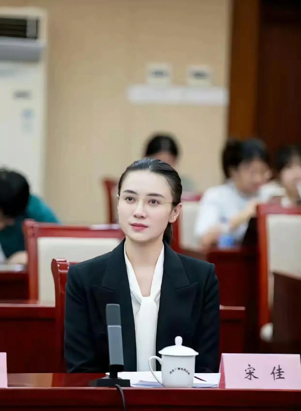 宋佳演我上班时vs下班后，上班时我是好同志下班后我是社会人，真正的演员就是就是能