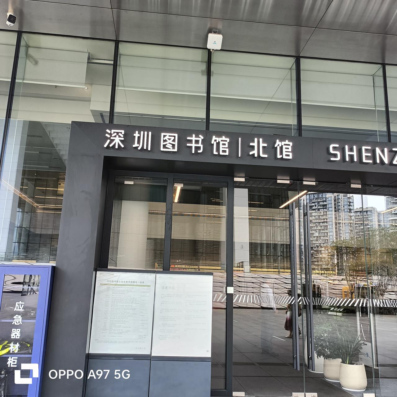 本来今天打算去找工作的，坐了地铁，又下了地铁，还要转公交车，我又不想去了，然后我