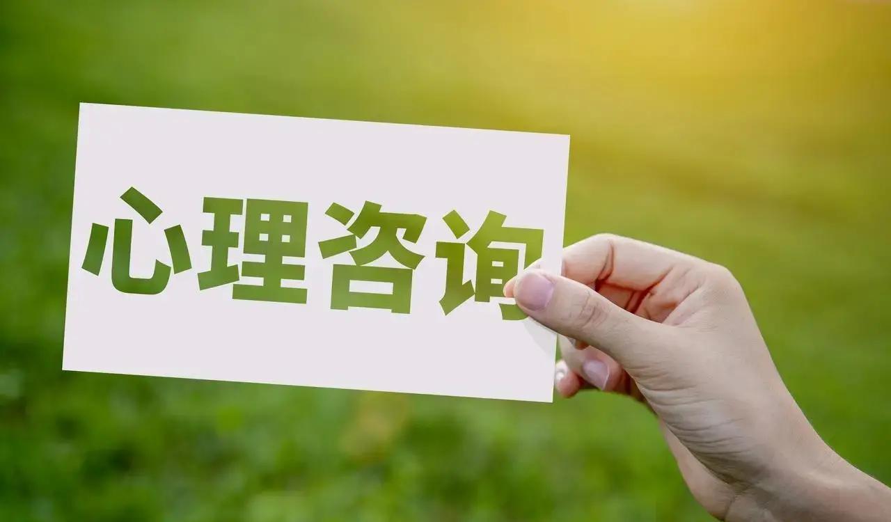 刚入行那几年，心理治疗师们最常问的困惑是：到底要不要拼命学技术、堆证书？

答案