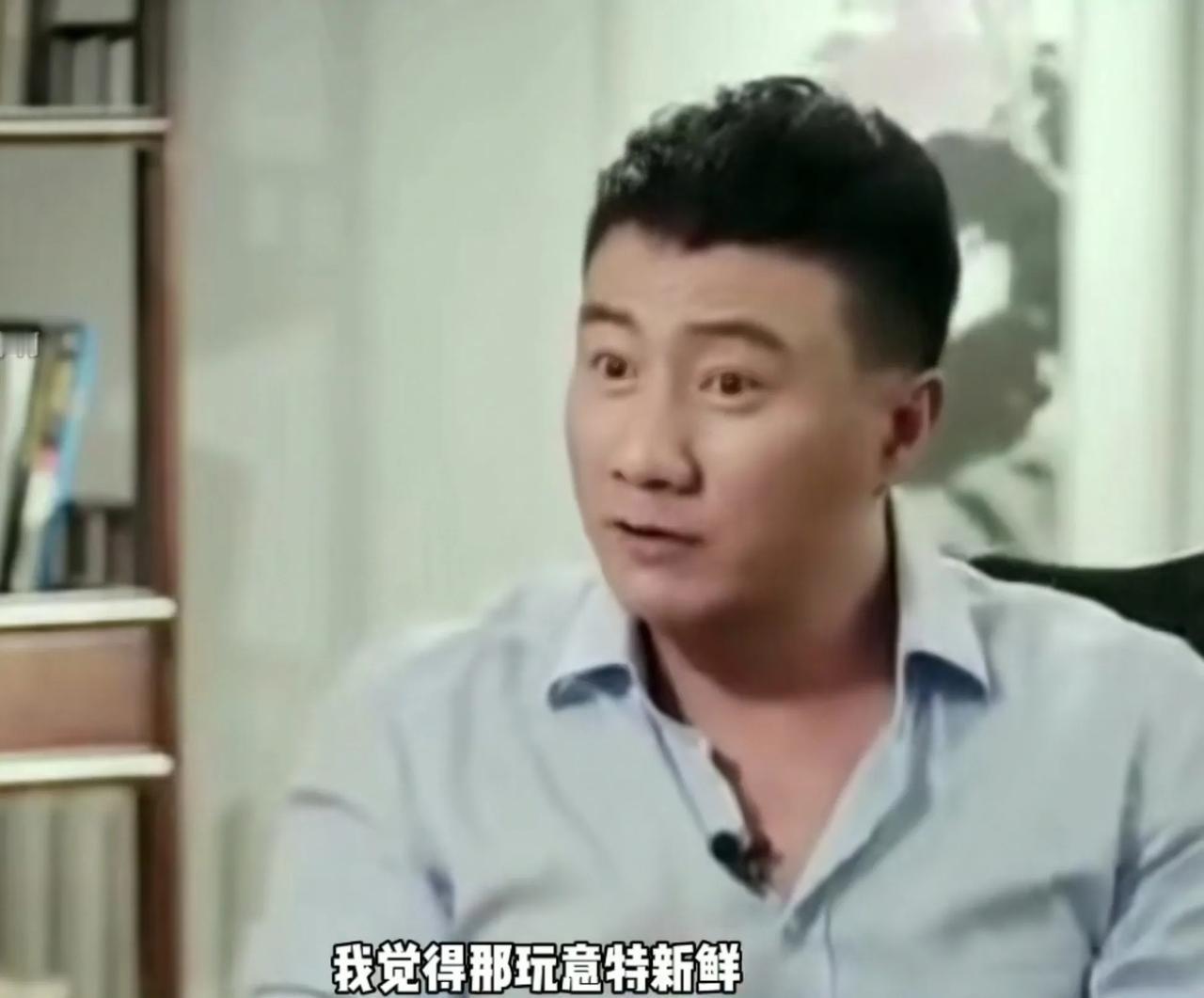 二十年前，胡军看见张国荣手里拿着拍立得捣鼓，感觉特别新鲜，这东西他第一次见，听过
