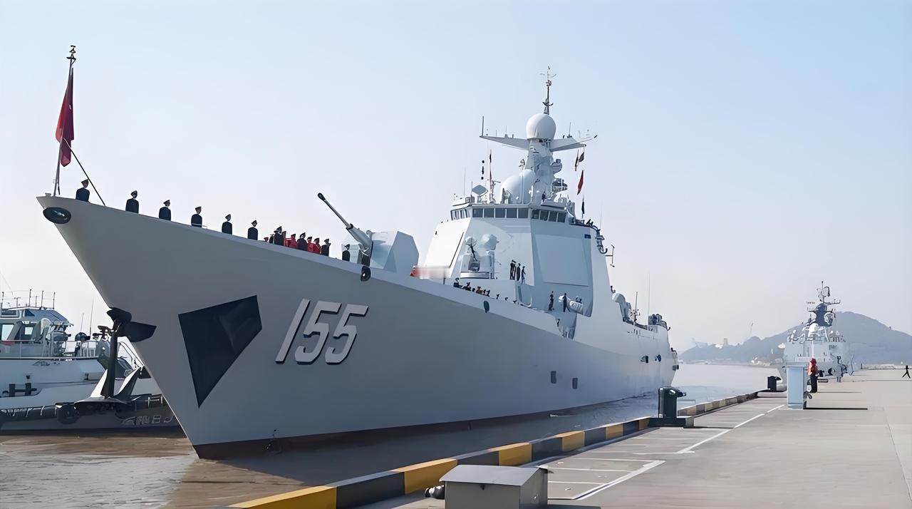 论空中战力，我们有J-20、J-35等大量五代机。反观日本就那几架老掉牙的F-1