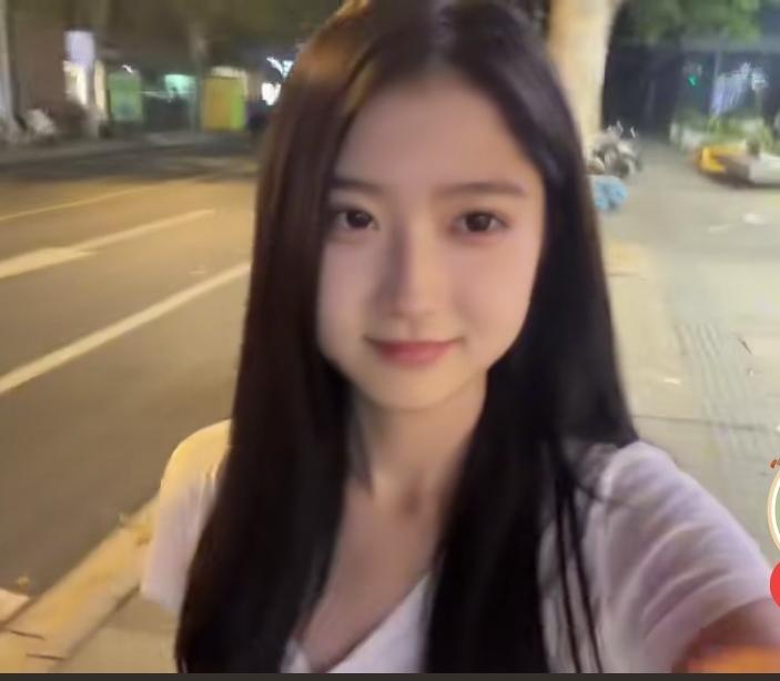 文案
 
五官端正的美女妹妹，真是太漂亮了，这是我刚刚谈的女朋友。
夜晚街边随手