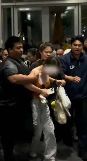 中国女粉丝泰国追星被锁喉时，泰国人在欢呼；被拖走时，泰国人在欢呼；以此嘲笑"南京