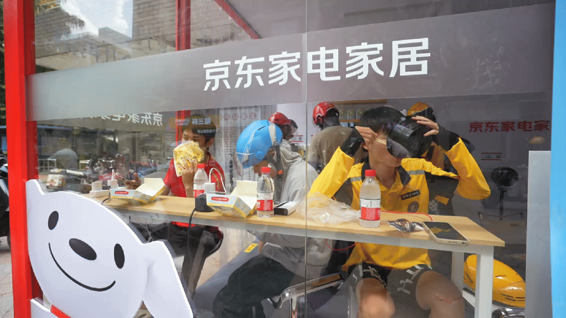 【#桌子够大红黄蓝都坐得下#】近日，网友随手记录分享的“三家骑手大和谐”照片引发