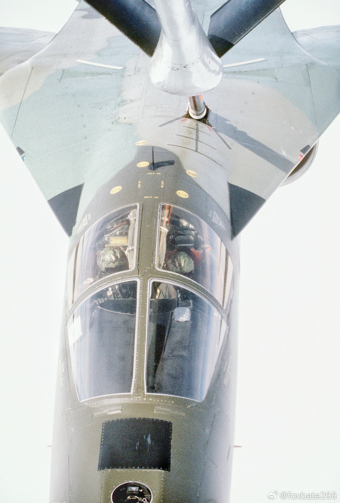 这个F111鼻子上圆窗口，里面是个天文导航吗？