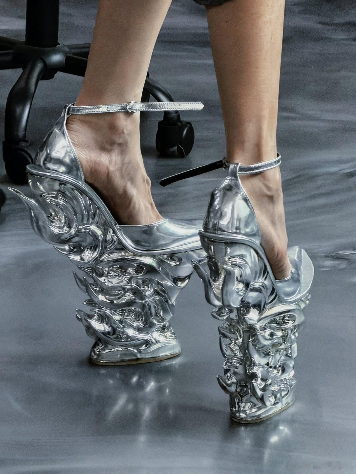 高跟鞋来自越南设计师 Vicki Virus(Quách Đắc Thắ