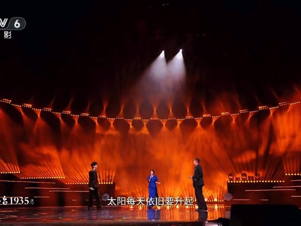 闫妮湾区升明月唱武林外传片尾曲 没想到还能在大型晚会听到侠客行现场！闫妮的演绎松