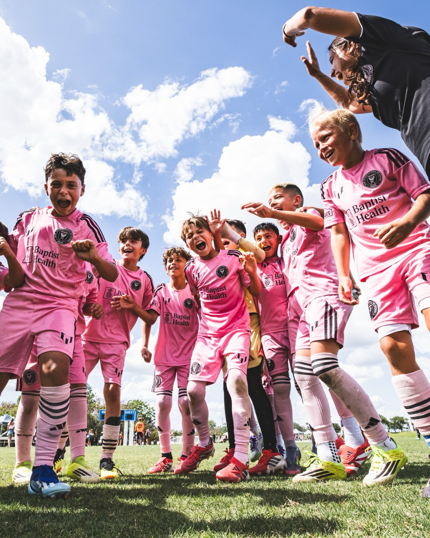 学院ins｜在奥兰多捧起奖杯！💗🏆我们的U10和U13队分别战胜了佛罗里达K