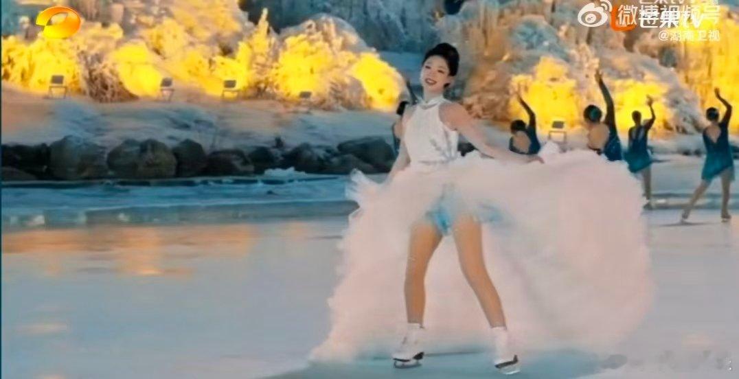 管乐太美了长春冰雪之夜直播长春冰雪之夜 一袭青衣翩然冰上，管乐把《千里冰青》跳成