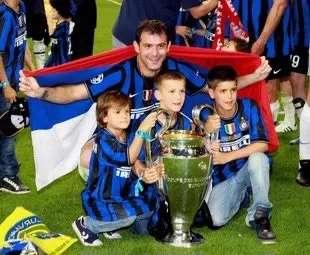 小斯坦这娃从小就摸到过大耳朵杯，心中自小就有了和爸爸一样的梦想。小斯坦科维奇：我