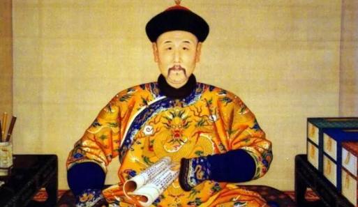 1722年，康熙在四子胤禛花园里赏花，突然老四漫不经心来了一句：“您的两个孙子打