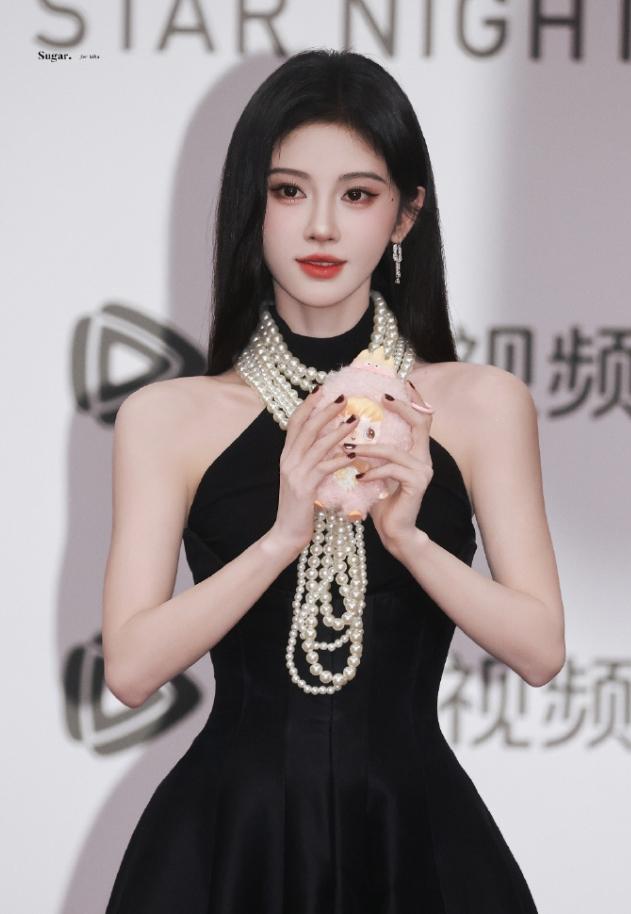 时隔九年鞠婧祎首次参加星光大赏
上次参加星光大赏还是偶像转行当演员后演的《九州天