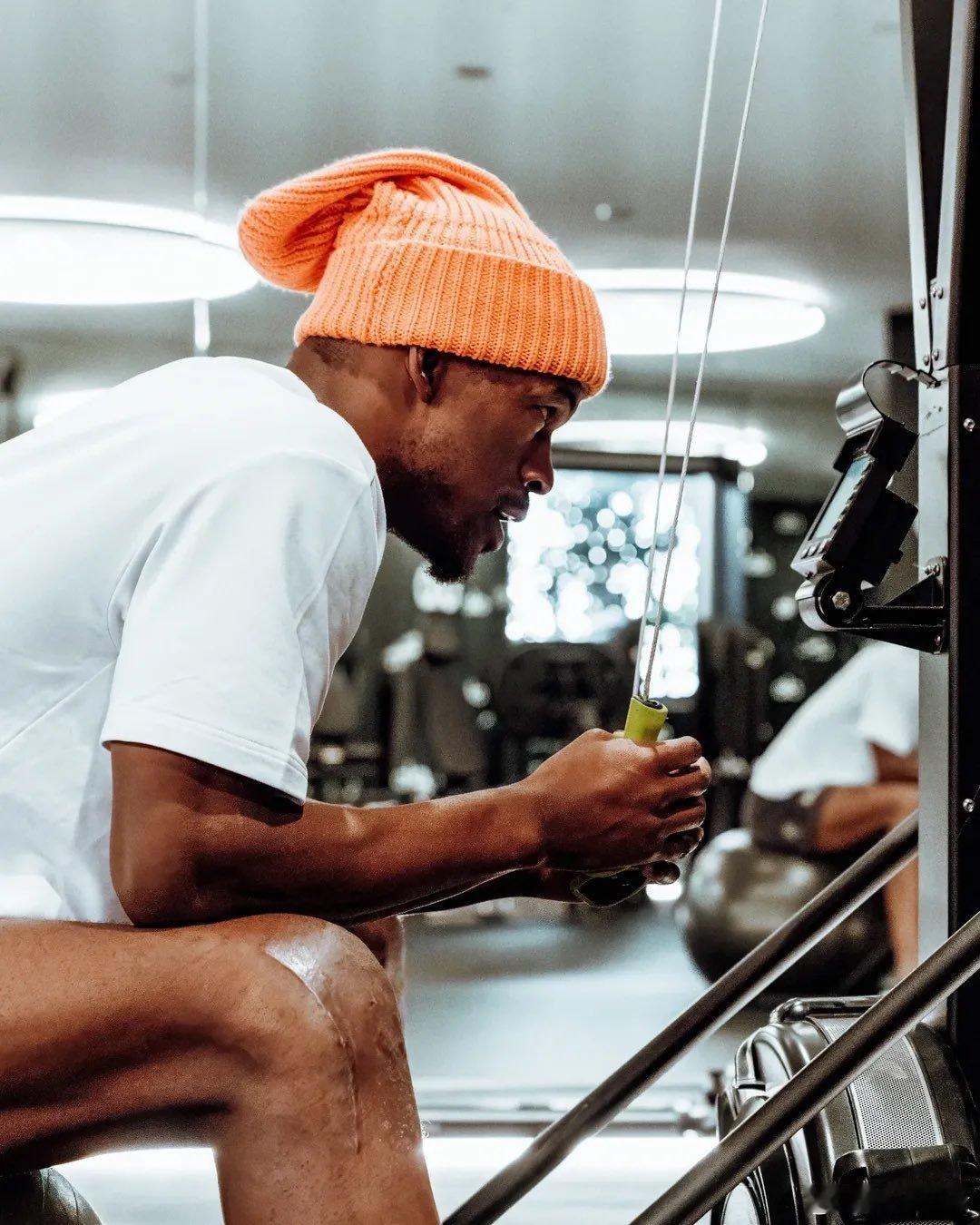 看看巴特勒受伤的膝盖，疤痕触目惊心，真的让人心疼又敬佩💔🔥nba季后赛