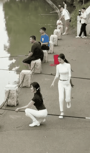 1 天呐！这俩女生跳舞这么带感，钓鱼大佬们居然全程没抬头，眼里只有鱼是吧？[震惊