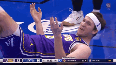 兄弟们你来裁判一下，这球谁犯规？

奥斯汀·里夫斯被撞倒在地，裁判判罚里夫斯犯规