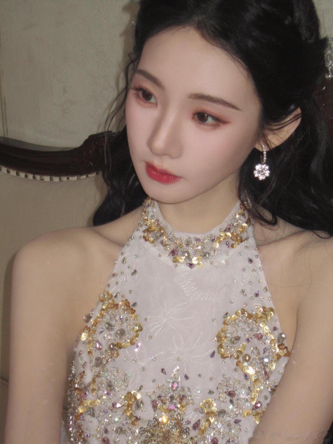 张艺凡不愧是时代峰峻大小姐 从被看到去看别人，张艺凡用几年时间走完了很多人一辈子