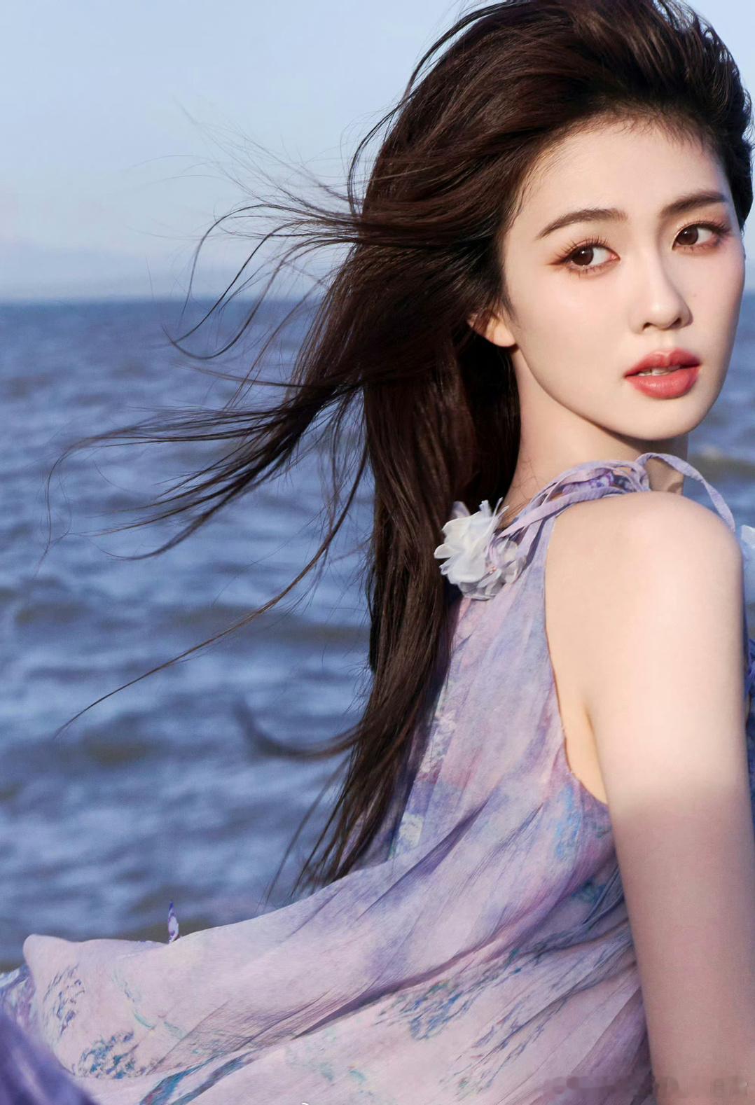 两位时尚圈宠儿94🌸今日份营业🈶！白鹿、鞠婧祎，镜头感拉满，你喜欢哪种风格？